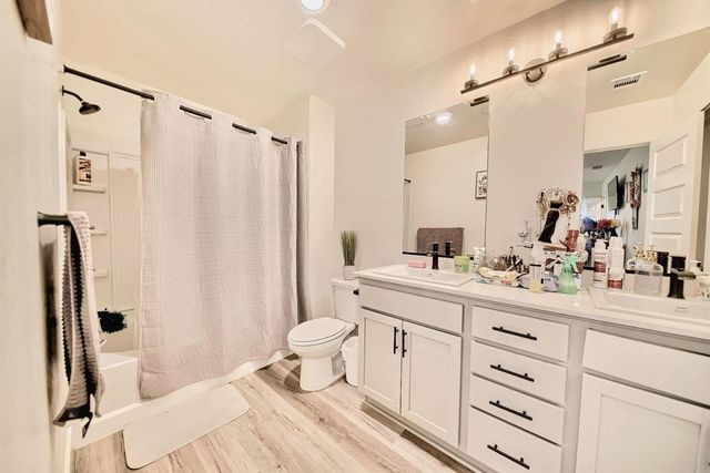 397 Broadstone Ct, Los Banos, CA 93635