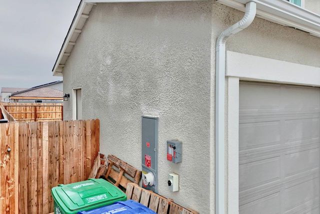 397 Broadstone Ct, Los Banos, CA 93635