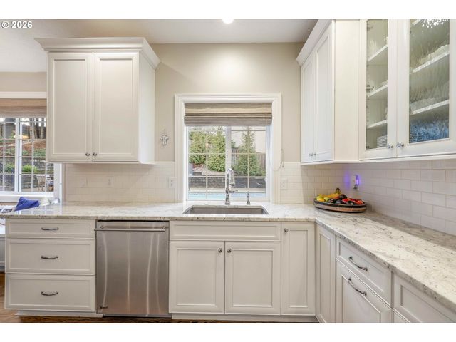 13736 Sw MISTLETOE Dr, Portland, OR 97224