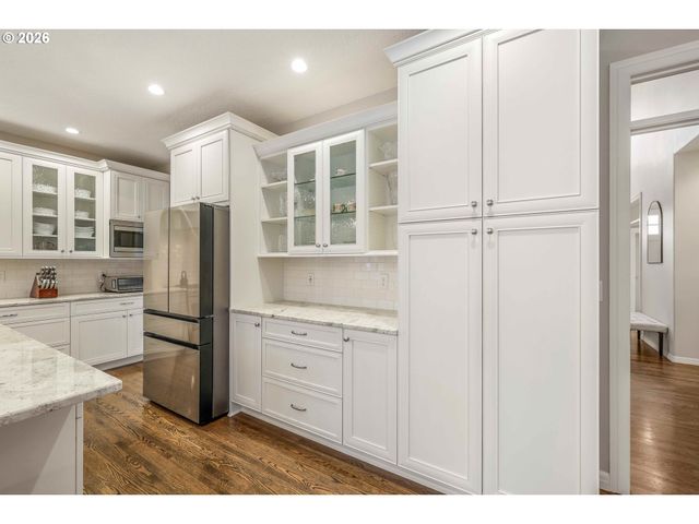 13736 Sw MISTLETOE Dr, Portland, OR 97224