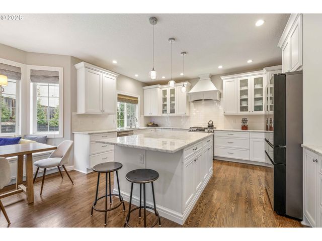 13736 Sw MISTLETOE Dr, Portland, OR 97224