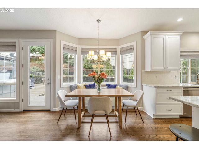 13736 Sw MISTLETOE Dr, Portland, OR 97224