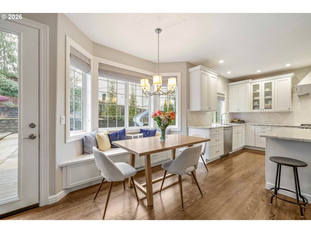 13736 Sw MISTLETOE Dr, Portland, OR 97224