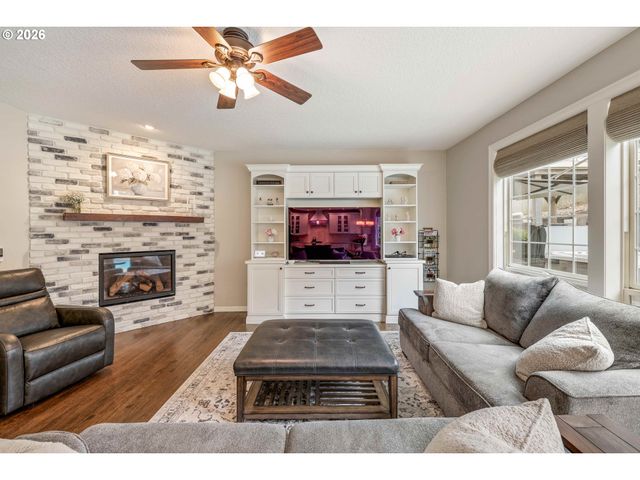 13736 Sw MISTLETOE Dr, Portland, OR 97224