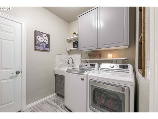 13736 Sw MISTLETOE Dr, Portland, OR 97224