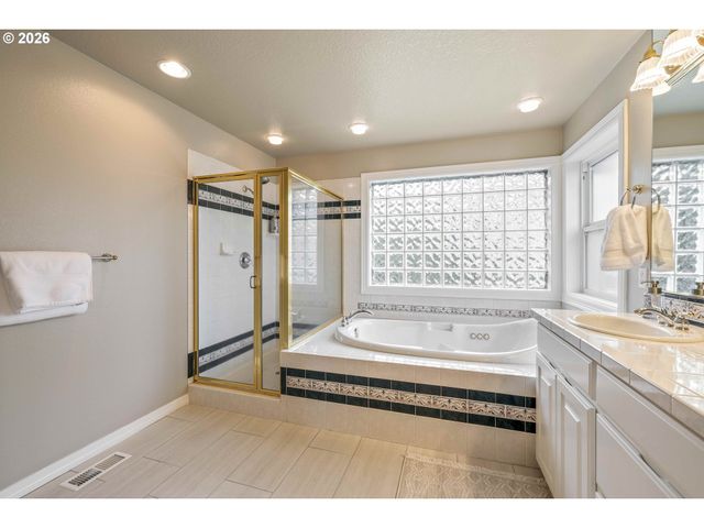 13736 Sw MISTLETOE Dr, Portland, OR 97224