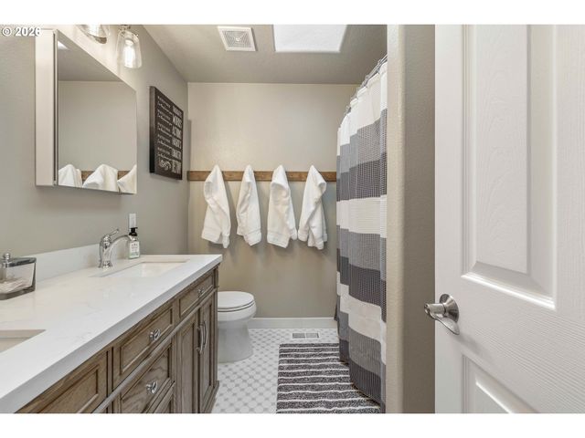 13736 Sw MISTLETOE Dr, Portland, OR 97224