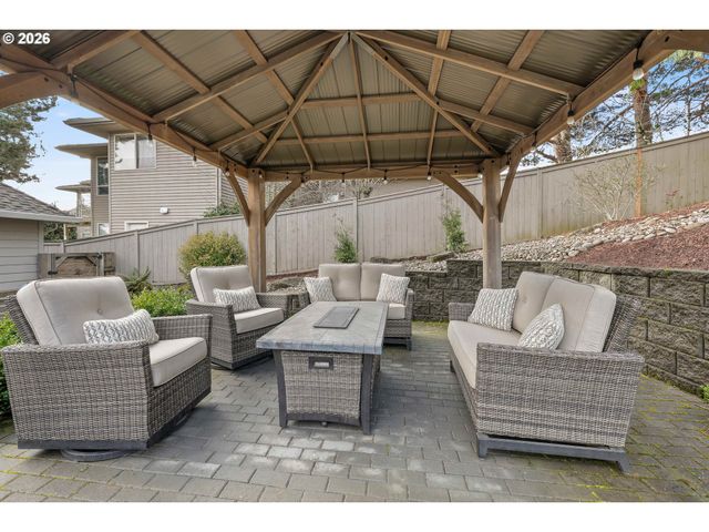 13736 Sw MISTLETOE Dr, Portland, OR 97224