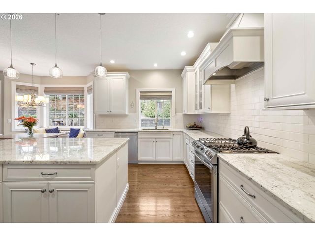 13736 Sw MISTLETOE Dr, Portland, OR 97224