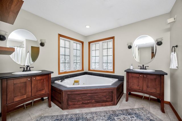 4865 Meredith Drive, Des Moines, IA 50310