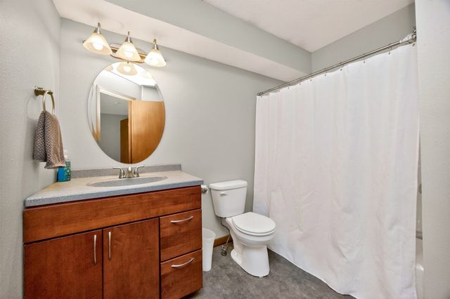 4865 Meredith Drive, Des Moines, IA 50310