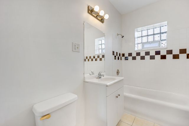 4452 W Parker Avenue 1, Chicago, IL 60639