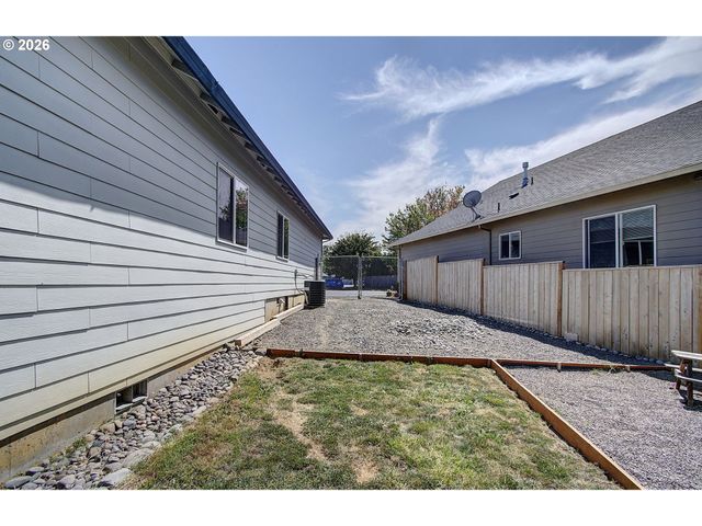 33940 Se ERIKA Ct, Scappoose, OR 97056