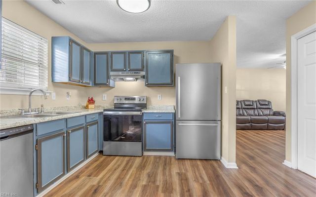 187 N Hunt Club RN, Newport News, VA 23608
