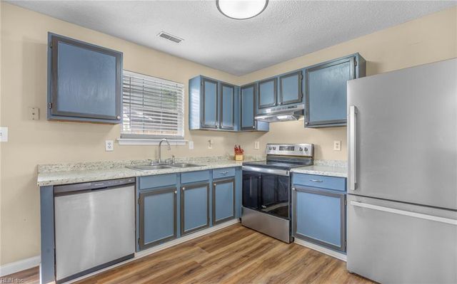 187 N Hunt Club RN, Newport News, VA 23608