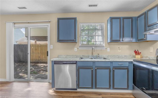 187 N Hunt Club RN, Newport News, VA 23608