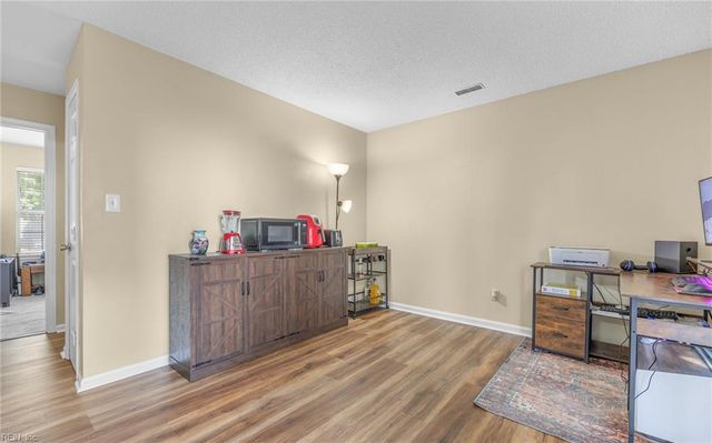 187 N Hunt Club RN, Newport News, VA 23608