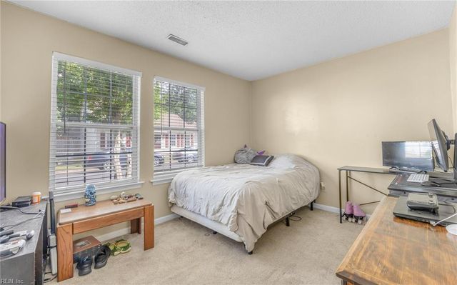 187 N Hunt Club RN, Newport News, VA 23608