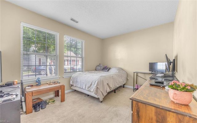 187 N Hunt Club RN, Newport News, VA 23608