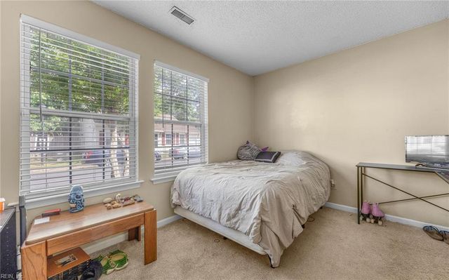 187 N Hunt Club RN, Newport News, VA 23608