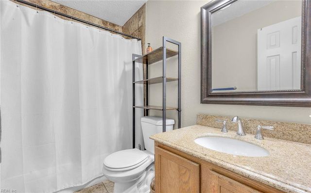 187 N Hunt Club RN, Newport News, VA 23608