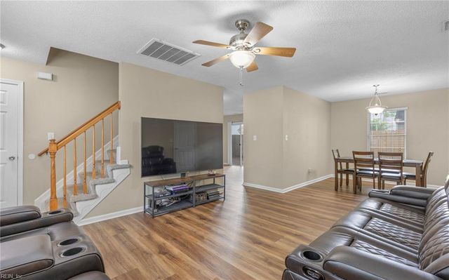 187 N Hunt Club RN, Newport News, VA 23608