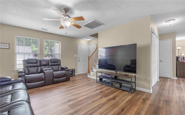 187 N Hunt Club RN, Newport News, VA 23608