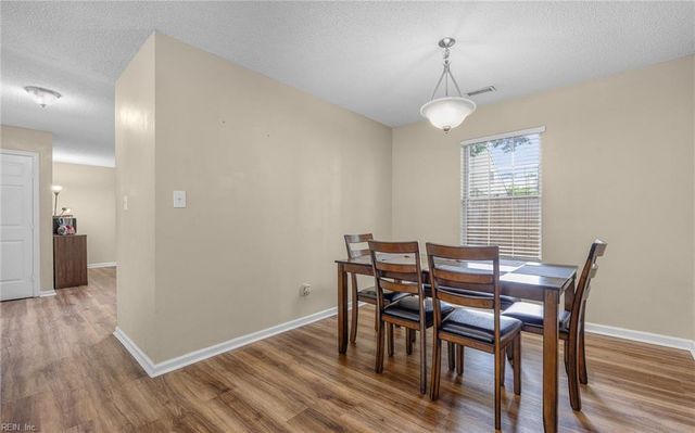 187 N Hunt Club RN, Newport News, VA 23608