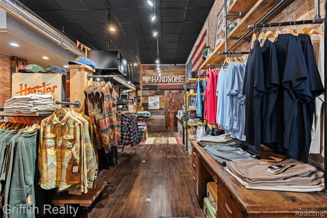 104 S Leroy Street, Fenton, MI 48430