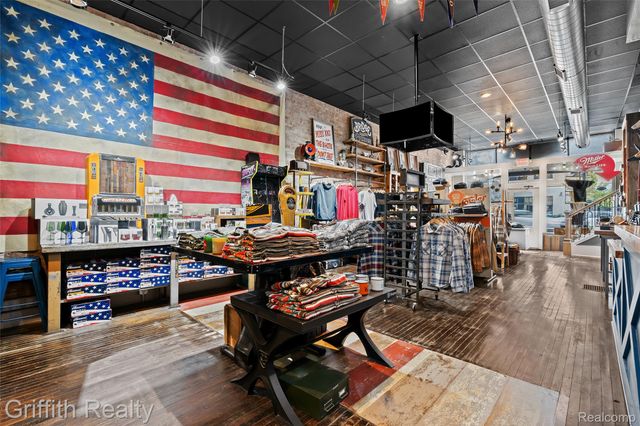 104 S Leroy Street, Fenton, MI 48430