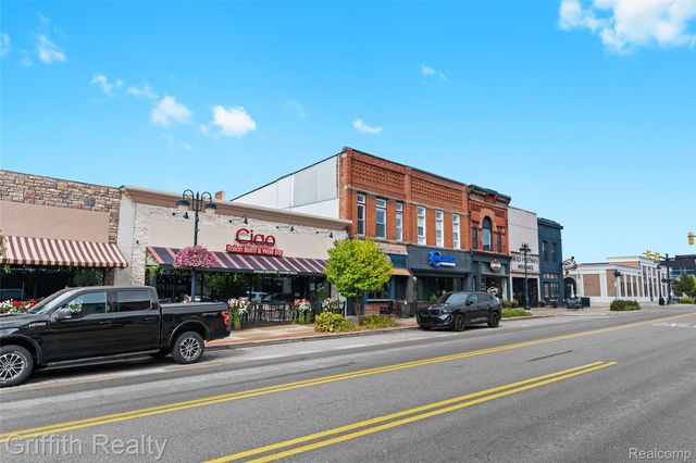 104 S Leroy Street, Fenton, MI 48430