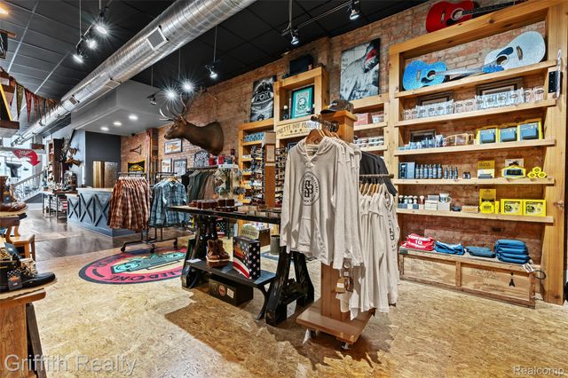 104 S Leroy Street, Fenton, MI 48430