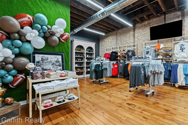 104 S Leroy Street, Fenton, MI 48430