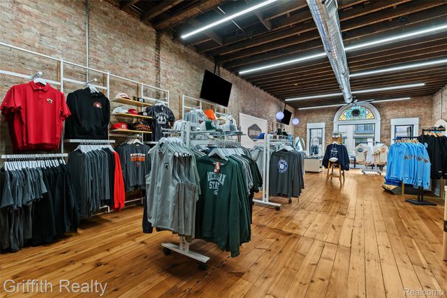 104 S Leroy Street, Fenton, MI 48430