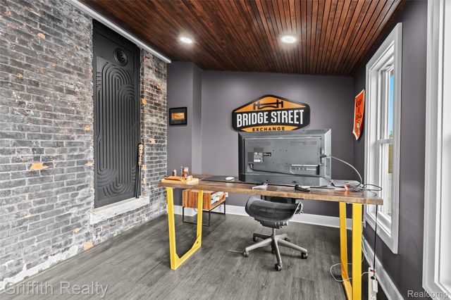 104 S Leroy Street, Fenton, MI 48430