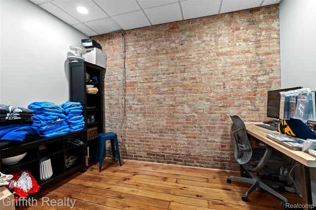 104 S Leroy Street, Fenton, MI 48430