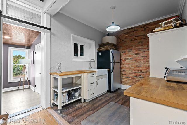 104 S Leroy Street, Fenton, MI 48430