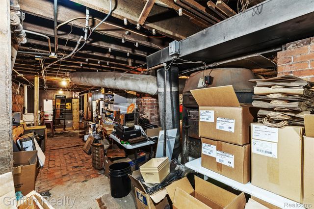 104 S Leroy Street, Fenton, MI 48430