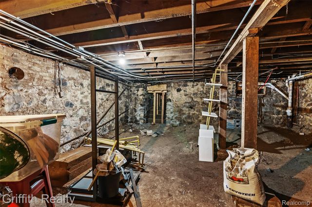 104 S Leroy Street, Fenton, MI 48430