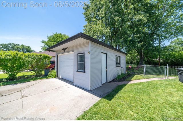 15165 Garden Street, Livonia, MI 48154