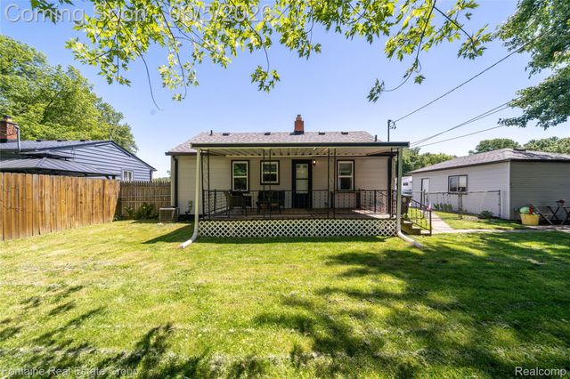 15165 Garden Street, Livonia, MI 48154