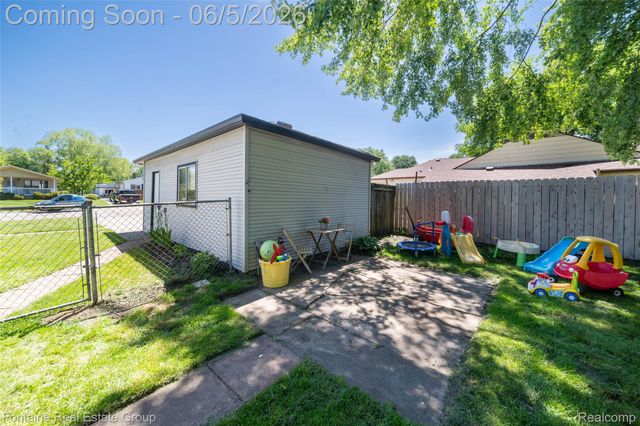 15165 Garden Street, Livonia, MI 48154