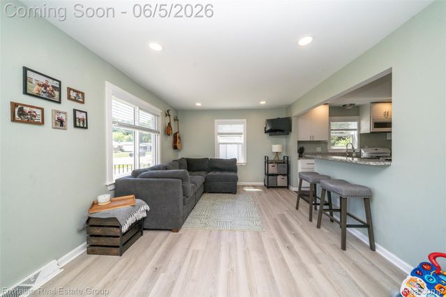 15165 Garden Street, Livonia, MI 48154
