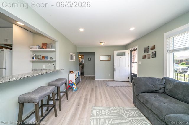 15165 Garden Street, Livonia, MI 48154