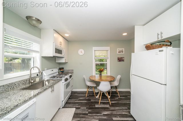 15165 Garden Street, Livonia, MI 48154