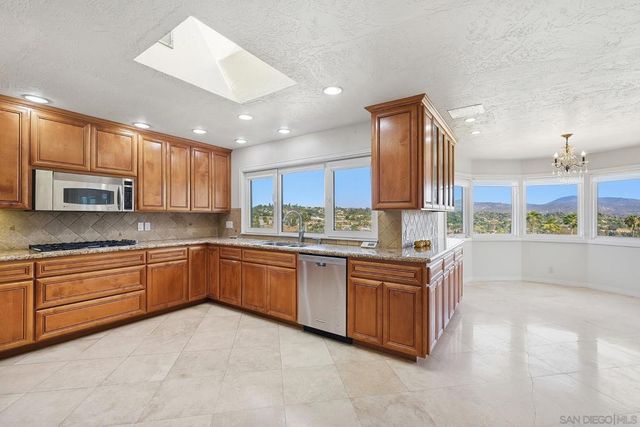 2448 Royal Crest, Escondido, CA 92025