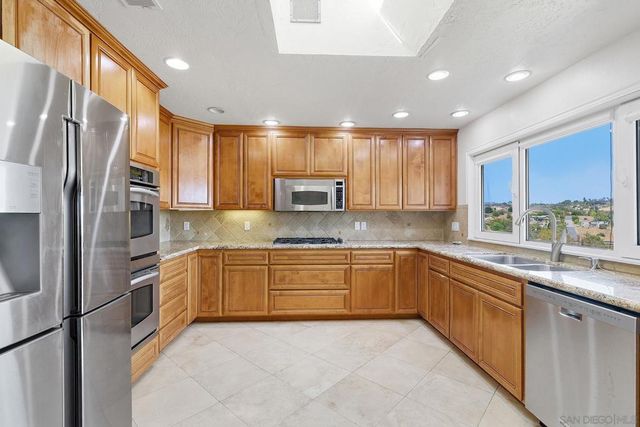 2448 Royal Crest, Escondido, CA 92025