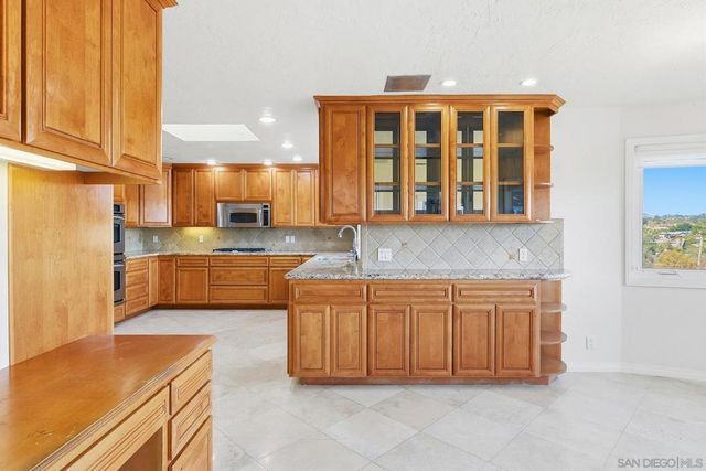 2448 Royal Crest, Escondido, CA 92025