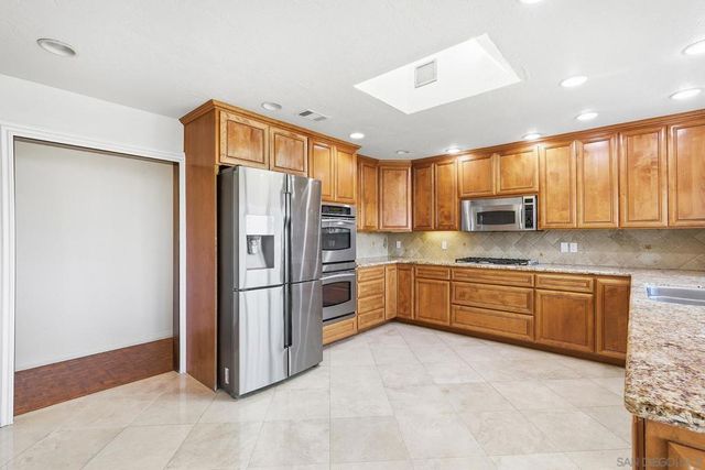 2448 Royal Crest, Escondido, CA 92025