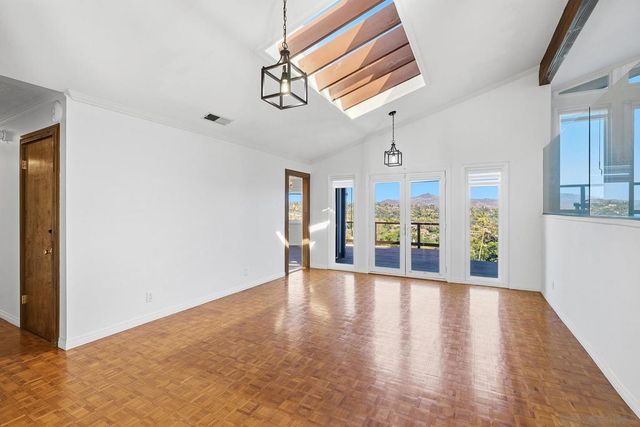 2448 Royal Crest, Escondido, CA 92025